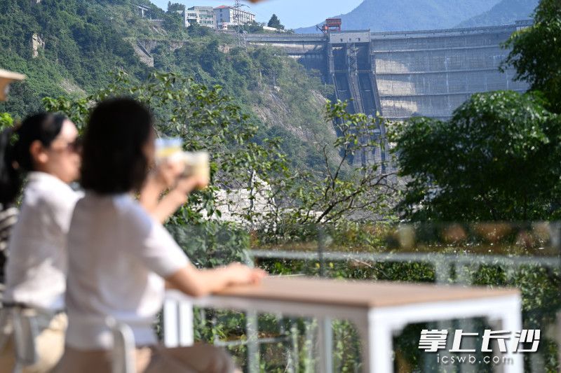 闲置仓库被改造为网红打卡点“大坝咖啡”,吸引市民和游客前来打卡。 闲置仓库被改造为网红打卡点“大坝咖啡”,吸引市民和游客前来打卡。