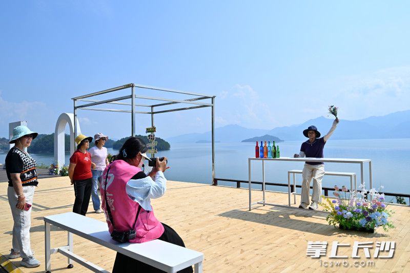 游客在资兴市白廊坡旅拍基地拍摄。 游客在资兴市白廊坡旅拍基地拍摄。
