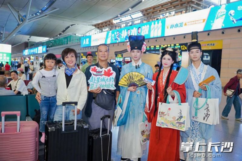 旅客与NPC合影 均为主办方 供图 旅客与NPC合影 均为主办方 供图