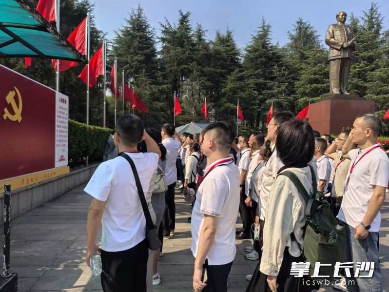 培训班学员在韶山重温入党誓词。均为通讯员 易全 摄 培训班学员在韶山重温入党誓词。均为通讯员 易全 摄