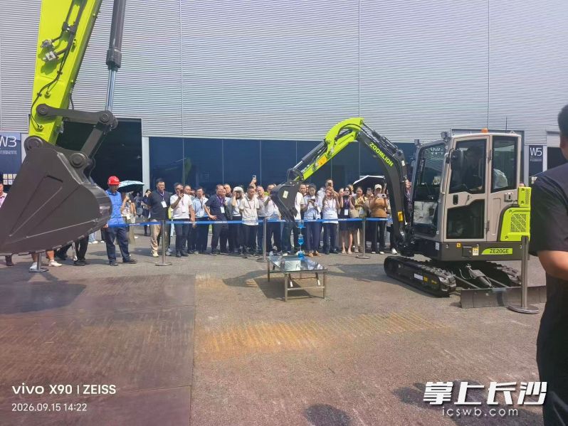 培训班学员参观工程机械世界级产业集群。 培训班学员参观工程机械世界级产业集群。