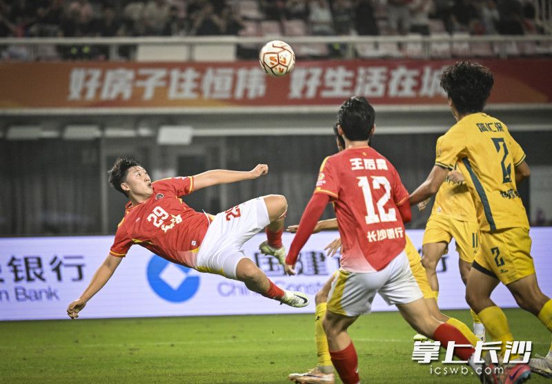 长沙队李悦宁凌空射门。