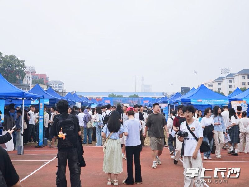9月19日,2026年秋季综合专场招聘活动(长沙站)现场。长沙晚报全媒体记者 刘攀 摄 9月19日,2026年秋季综合专场招聘活动(长沙站)现场。长沙晚报全媒体记者 刘攀 摄
