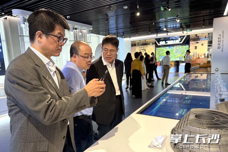 金融机构代表深入湘江新区,实地了解发展成果。 金融机构代表深入湘江新区,实地了解发展成果。