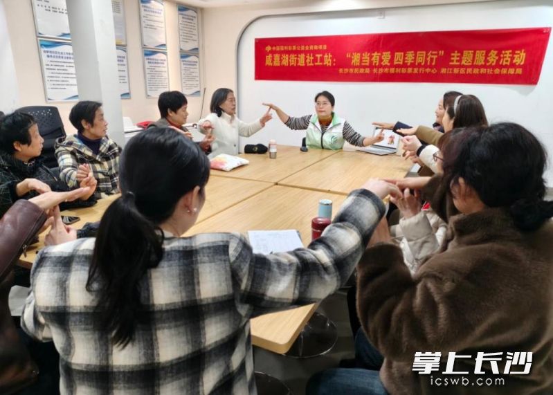 咸嘉湖街道社工站在咸嘉湖街道办事处的指导下,立足专业职能,统筹指导街道及各社区老年协会,依托社区党群服务阵地搭建银龄参与平台,构建“普法前置、纠纷化解、安全守护、自治参与、暖心帮扶”的老年维权服务体系。通讯员 陈瑶 黄显雯 供图 咸嘉湖街道社工站在咸嘉湖街道办事处的指导下,立足专业职能,统筹指导街道及各社区老年协会,依托社区党群服务阵地搭建银龄参与平台,构建“普法前置、纠纷化解、安全守护、自治参与、暖心帮扶”的老年维权服务体系。通讯员 陈瑶 黄显雯 供图