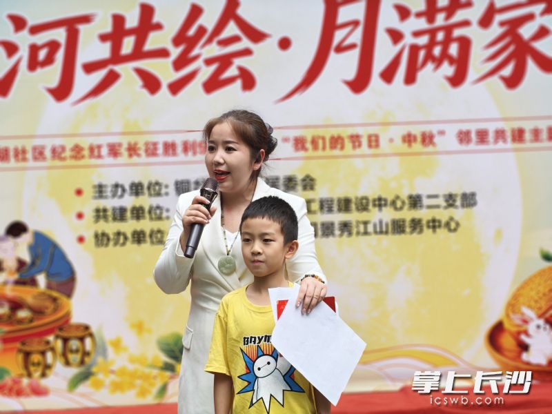 9月19日,“山河共绘·月满家国——纪念红军长征胜利90周年暨我们的节日·中秋邻里共建主题活动”举办。通讯员 全晶 供图 9月19日,“山河共绘·月满家国——纪念红军长征胜利90周年暨我们的节日·中秋邻里共建主题活动”举办。通讯员 全晶 供图