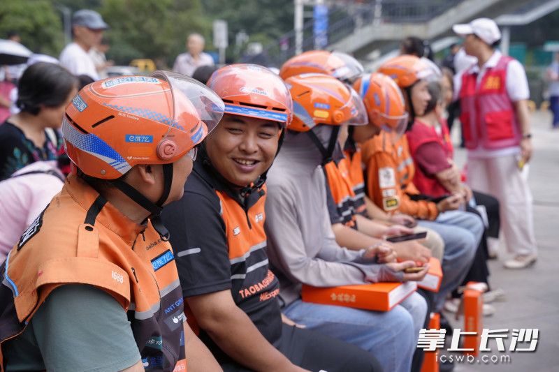 参加活动的骑手,热烈交流着。长沙晚报全媒体记者 洪虹 通讯员 朱莹 摄 参加活动的骑手,热烈交流着。长沙晚报全媒体记者 洪虹 通讯员 朱莹 摄