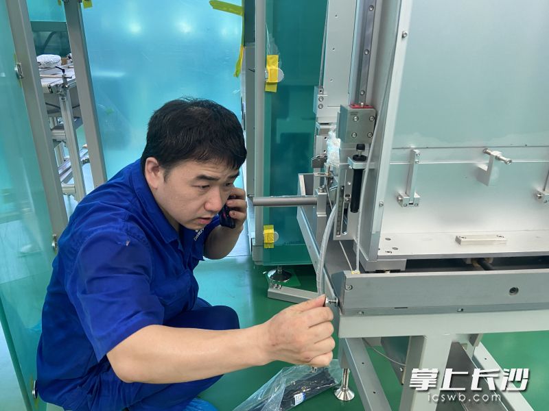 楚天科技技术人员正对出厂设备进行检测。长沙晚报全媒体记者 周斌 摄 楚天科技技术人员正对出厂设备进行检测。长沙晚报全媒体记者 周斌 摄
