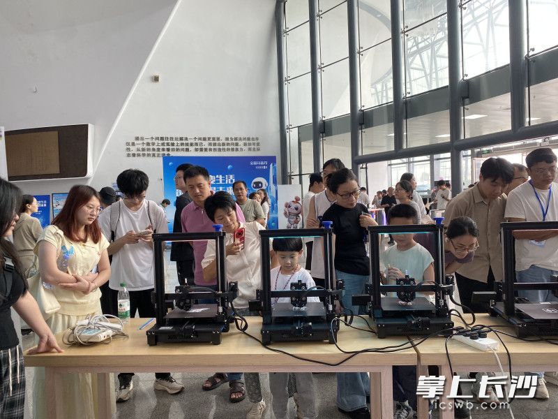 孩子们体验3D打印的神奇。 孩子们体验3D打印的神奇。