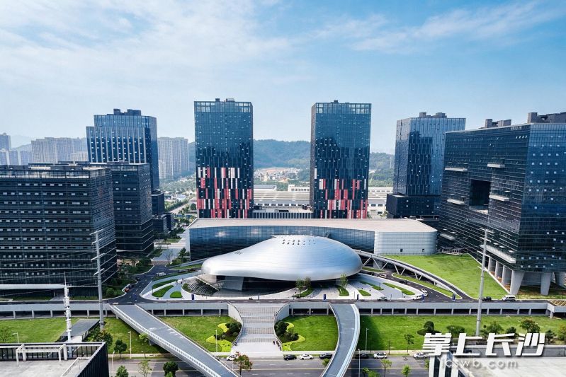 2026岳麓大会开幕式及岳麓论坛于9月24日在世界计算·长沙智谷“云脑”举办。湘江早报全媒体记者 范龙贵 摄 2026岳麓大会开幕式及岳麓论坛于9月24日在世界计算·长沙智谷“云脑”举办。湘江早报全媒体记者 范龙贵 摄