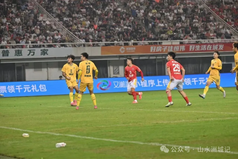 “湘超”第七轮,长沙队主场迎战郴州队。长沙晚报全媒体记者 余劭劼 摄 “湘超”第七轮,长沙队主场迎战郴州队。长沙晚报全媒体记者 余劭劼 摄
