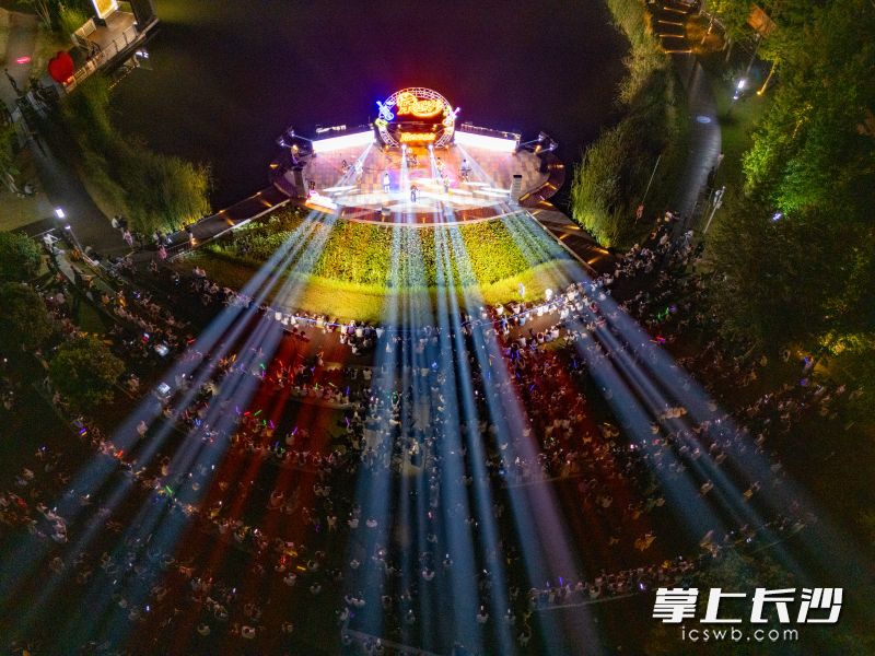 9月19日晚,“你好 新同学”——“乐见长沙”路边音乐会大学城专场在后湖湖畔举行。湘江早报全媒体记者 范龙贵 摄 9月19日晚,“你好 新同学”——“乐见长沙”路边音乐会大学城专场在后湖湖畔举行。湘江早报全媒体记者 范龙贵 摄