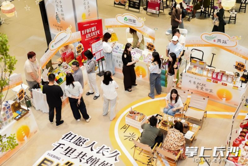 活动现场中秋主题市集业态丰富,汇聚本土餐饮、特色茶饮、非遗好物、休闲食品等品类。 活动现场中秋主题市集业态丰富,汇聚本土餐饮、特色茶饮、非遗好物、休闲食品等品类。