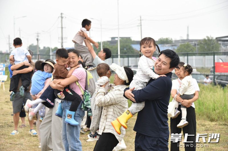幼幼幼教集团5所幼儿园的310组亲子家庭走进田野,体验秋收劳动。热身环节增进亲子感情。均为长沙晚报通讯员陈宇航供图 幼幼幼教集团5所幼儿园的310组亲子家庭走进田野,体验秋收劳动。热身环节增进亲子感情。均为长沙晚报通讯员陈宇航供图