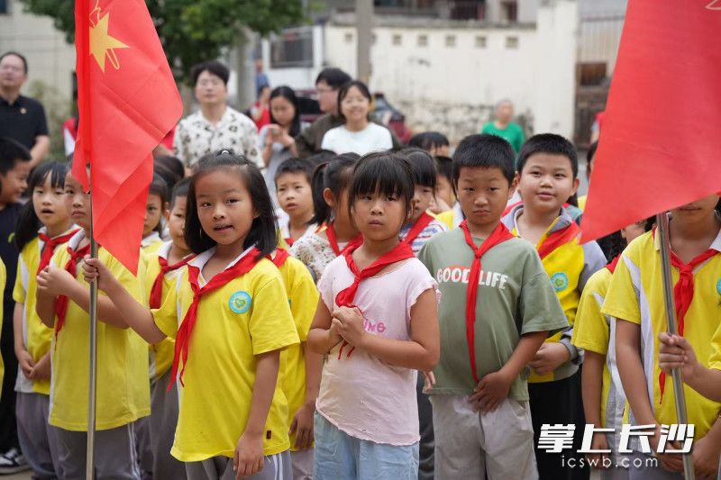走出校园探寻乡土文脉,孩子们充满好奇与兴趣。 走出校园探寻乡土文脉,孩子们充满好奇与兴趣。