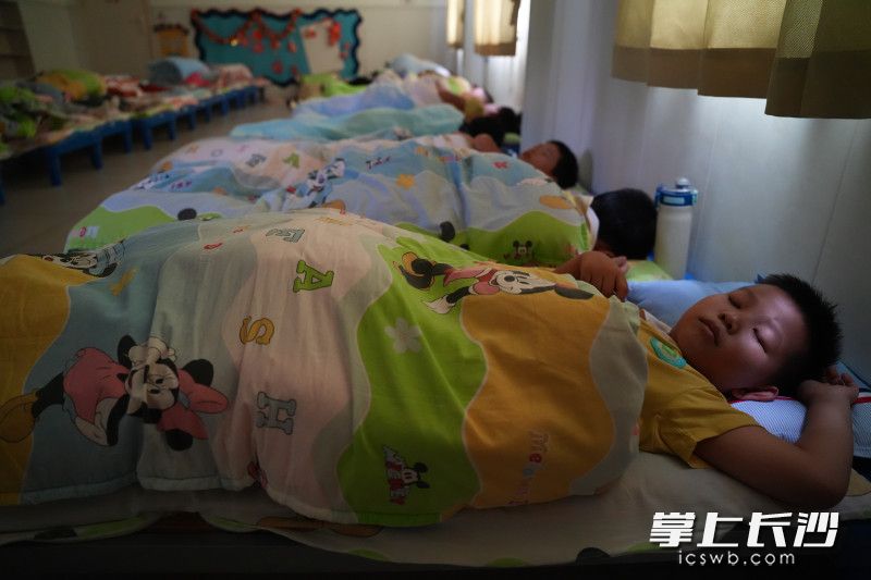 学校盘活幼儿园闲置的教室、床铺等,为1—3年级学生打造午睡寝室。中午时分,孩子们躺在小床上香香地进入梦乡。 学校盘活幼儿园闲置的教室、床铺等,为1—3年级学生打造午睡寝室。中午时分,孩子们躺在小床上香香地进入梦乡。