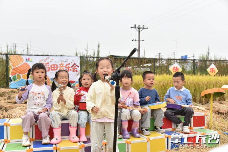 稻田音乐会,孩子们自信地一展歌喉。 稻田音乐会,孩子们自信地一展歌喉。