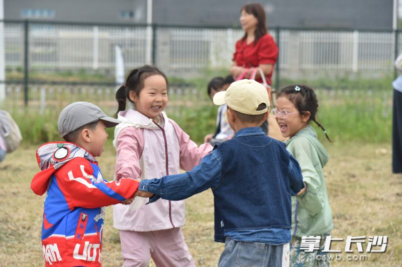 劳作之余,稻田成为孩子们的天然游乐场。 劳作之余,稻田成为孩子们的天然游乐场。