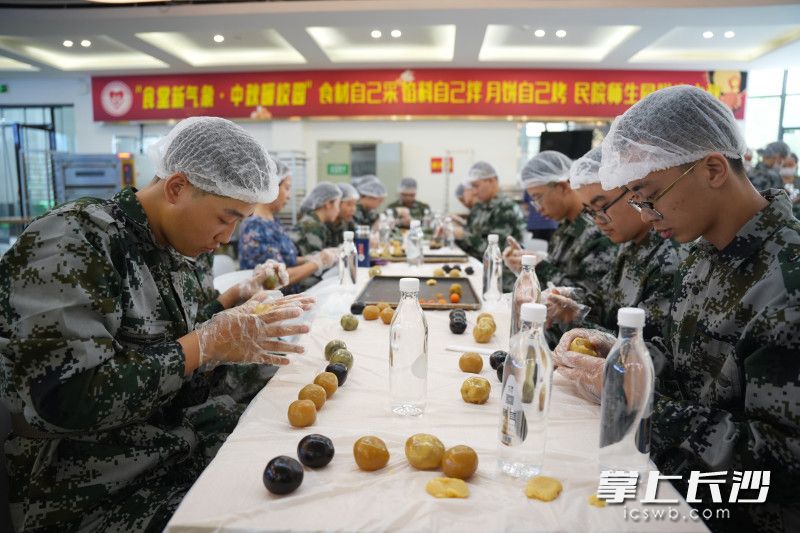3.2万余粒纯手工月饼,将在中秋节之前送到全校师生手中。 3.2万余粒纯手工月饼,将在中秋节之前送到全校师生手中。