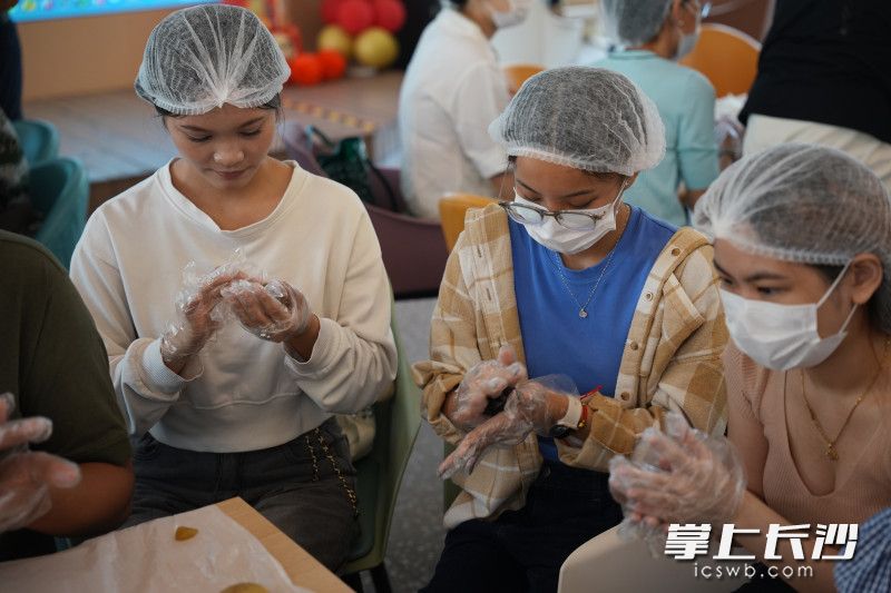 留学生们也参与到月饼制作活动中来,感受中秋节的团圆氛围。 留学生们也参与到月饼制作活动中来,感受中秋节的团圆氛围。