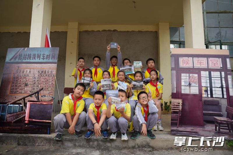 不一样的大课间。暮云小学的学生们通过徒步打卡暮云老火车站,感受家乡历史。 不一样的大课间。暮云小学的学生们通过徒步打卡暮云老火车站,感受家乡历史。