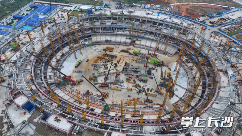自开工以来，项目建设持续提速，高峰期现场有4000余名建设者与200余台塔吊、泵车、挖掘机等机械设备高效运转。