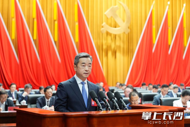 陈竞同志代表中国共产党长沙市第十四届委员会向大会作报告。 均为长沙晚报全媒体记者 郭雨滴 王志伟 摄 陈竞同志代表中国共产党长沙市第十四届委员会向大会作报告。 均为长沙晚报全媒体记者 郭雨滴 王志伟 摄