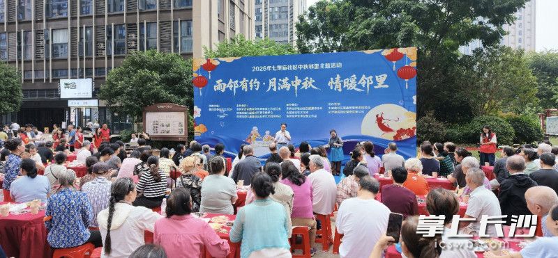 花鼓戏《沙家浜》选段,引得老年戏迷轻声跟唱。 花鼓戏《沙家浜》选段,引得老年戏迷轻声跟唱。