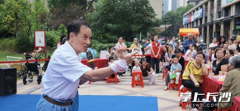 居民们自导自演的节目博得阵阵掌声。 均为长沙晚报全媒体记者陈飞摄 居民们自导自演的节目博得阵阵掌声。 均为长沙晚报全媒体记者陈飞摄