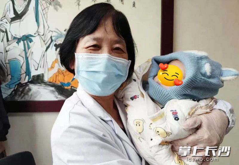 尤昭玲是第二届全国名中医,二级教授、博士生导师、博士后合作导师。 通讯员供图 尤昭玲是第二届全国名中医,二级教授、博士生导师、博士后合作导师。 通讯员供图