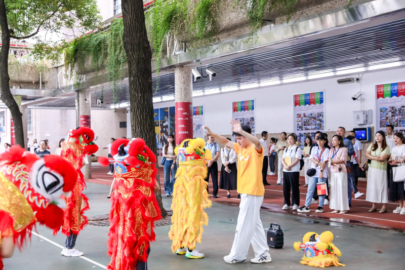 作为本次活动的核心承办校,砂子塘小学敞开校门,把日常校园里鲜活的美育场景呈现在全国教育同行面前。 作为本次活动的核心承办校,砂子塘小学敞开校门,把日常校园里鲜活的美育场景呈现在全国教育同行面前。