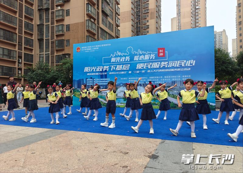近日,梅溪湖街道主办的“政务公开主题日”暨“三官一员”进人大代表联络站服务群众活动举办。均为 通讯员 张赛萍 供图 近日,梅溪湖街道主办的“政务公开主题日”暨“三官一员”进人大代表联络站服务群众活动举办。均为 通讯员 张赛萍 供图