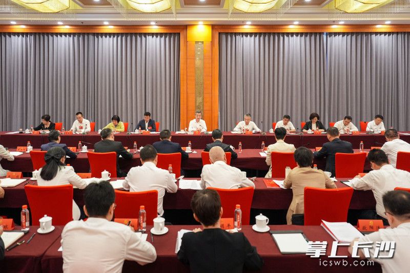 9月22日,陈竞同志来到市第十五次党代会市直一团参加讨论。 长沙晚报全媒体记者 郭雨滴 摄 9月22日,陈竞同志来到市第十五次党代会市直一团参加讨论。 长沙晚报全媒体记者 郭雨滴 摄