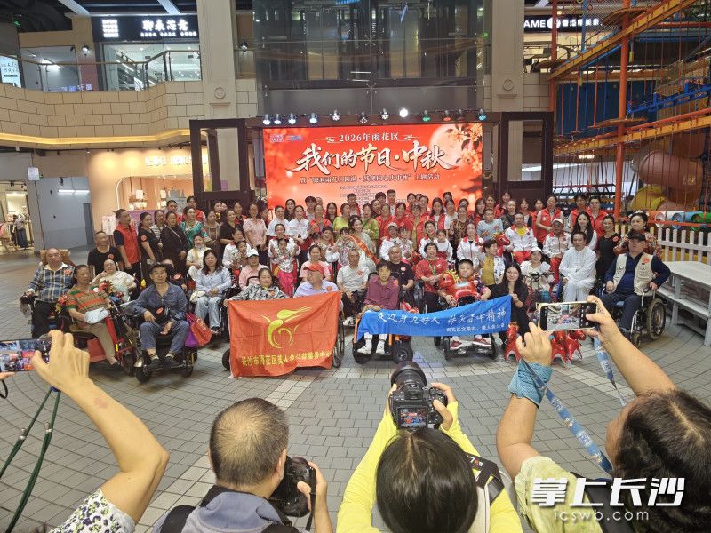 活动现场,全场齐声录制中秋祝福并合影留念。图片均为 通讯员 葛青 摄 活动现场,全场齐声录制中秋祝福并合影留念。图片均为 通讯员 葛青 摄