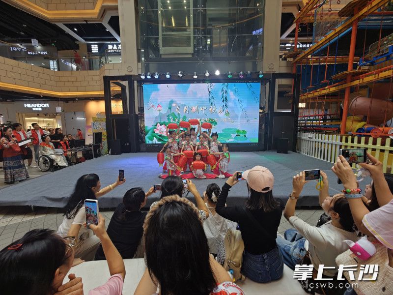 舞台上,金域华府幼儿园的萌娃舞起《月满中秋》。 舞台上,金域华府幼儿园的萌娃舞起《月满中秋》。