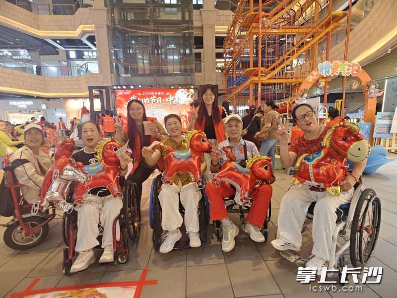 残障人士从封闭胆怯走到自信登台。 残障人士从封闭胆怯走到自信登台。