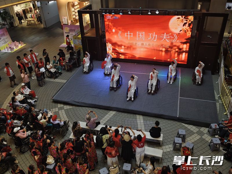 美人鱼公益艺术团的残障人士们,表演一套刚劲的太极扇《中国功夫》 。 美人鱼公益艺术团的残障人士们,表演一套刚劲的太极扇《中国功夫》 。