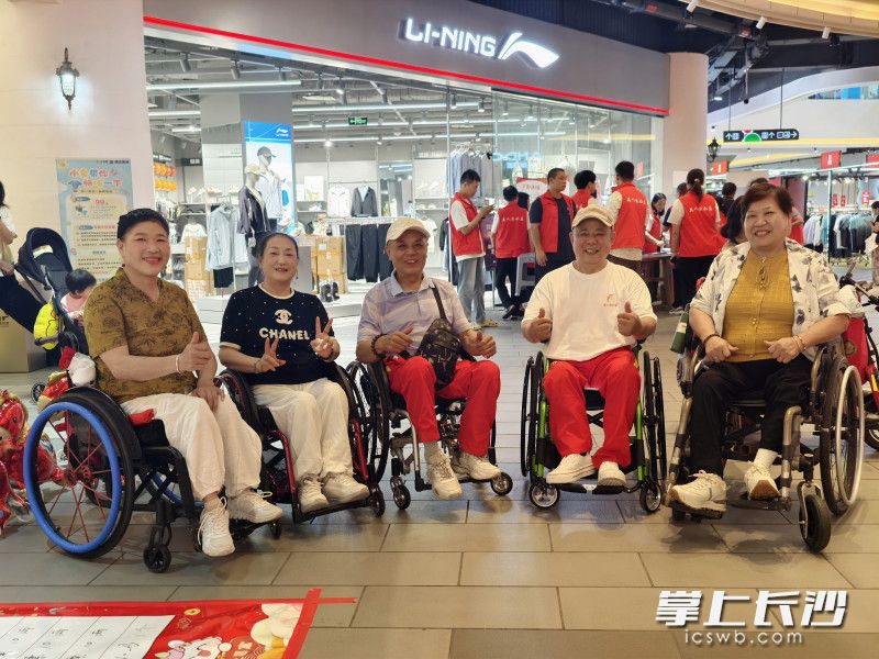 残障人士从封闭胆怯走到自信登台。 残障人士从封闭胆怯走到自信登台。