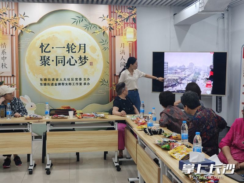 老照片勾起居民们无限回忆。 均为通讯员 谭乐 摄 老照片勾起居民们无限回忆。 均为通讯员 谭乐 摄