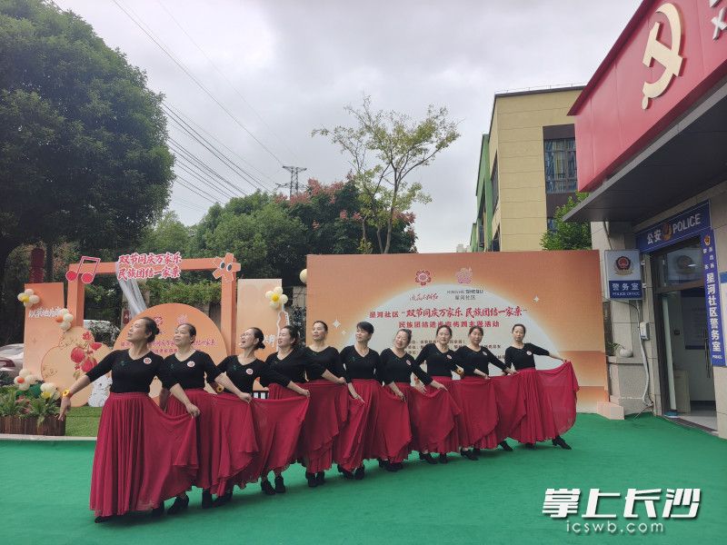 各族居民群众进行文艺展演。 均为 通讯员 王威 摄 各族居民群众进行文艺展演。 均为 通讯员 王威 摄