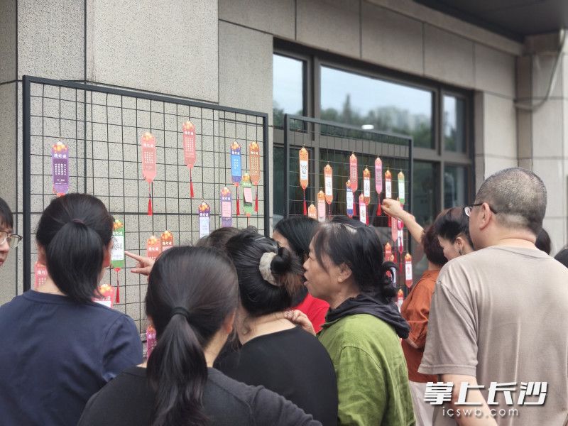 居民群众猜灯谜。 居民群众猜灯谜。