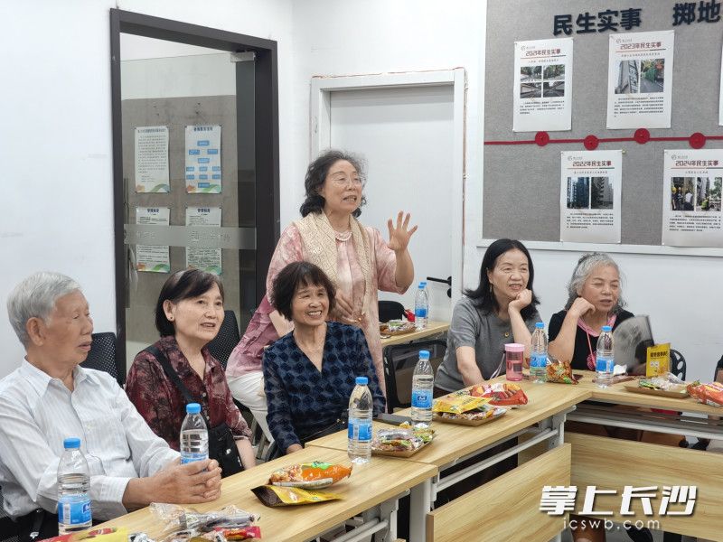 在邻里故事分享环节,居民们娓娓道来身边的温暖与坚守。 在邻里故事分享环节,居民们娓娓道来身边的温暖与坚守。