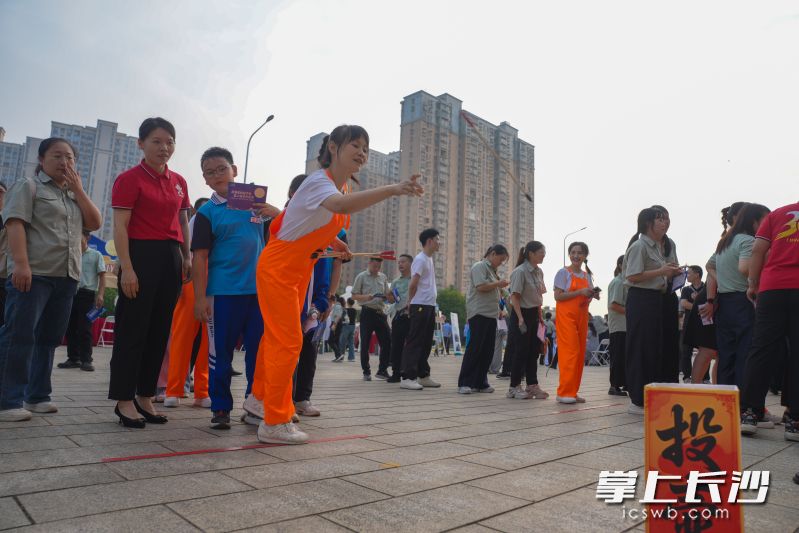 中秋游园会人潮涌动，职工在互动游戏中体验中秋民俗意趣。