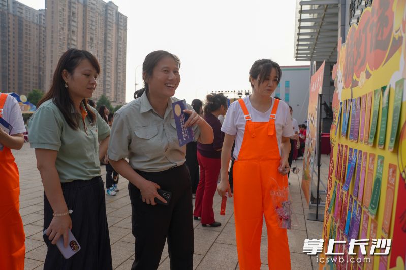 中秋游园会人潮涌动，职工在互动游戏中体验中秋民俗意趣。