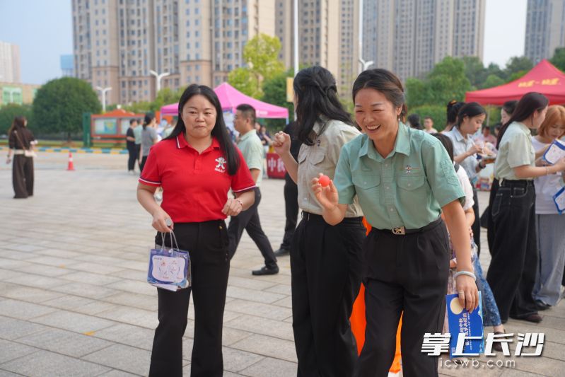 中秋游园会人潮涌动，职工在互动游戏中体验中秋民俗意趣。