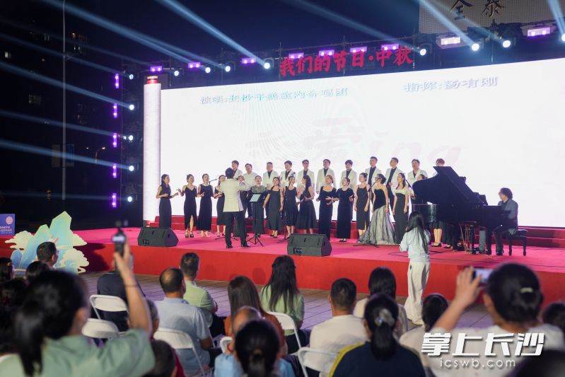 长沙子美室内合唱团带来经典流行创编《恋爱ing》，轻快灵动，满溢青春活力。
