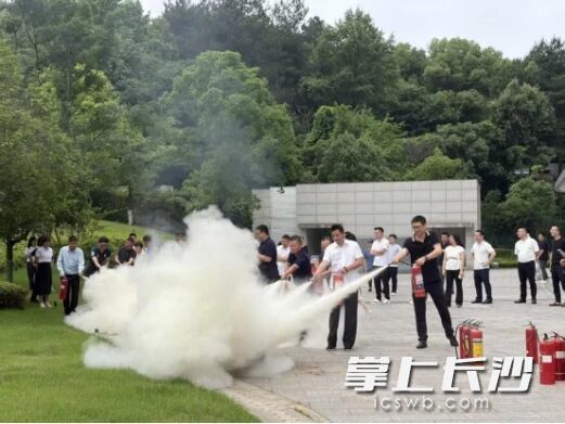 街道应急事务中心组织辖区单位开展消防演练。 街道应急事务中心组织辖区单位开展消防演练。