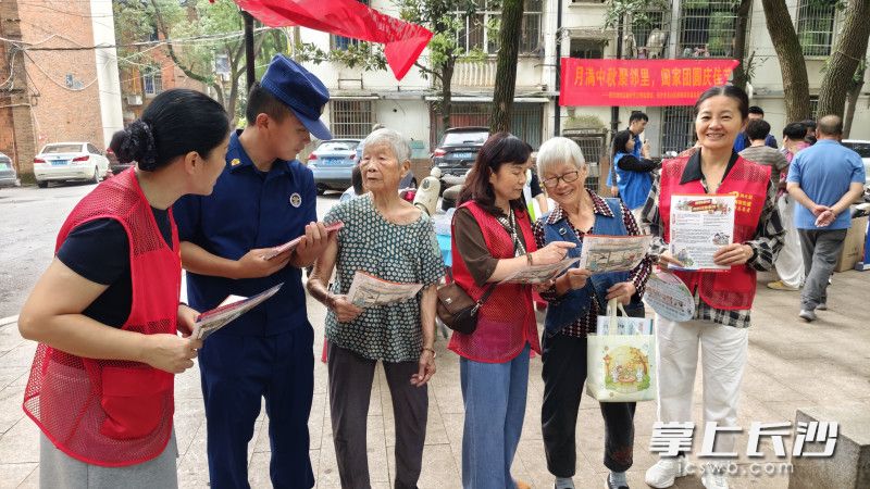 社区志愿者与消防宣传员向居民发放消防安全宣传手册。 通讯员 董文文 摄 社区志愿者与消防宣传员向居民发放消防安全宣传手册。 通讯员 董文文 摄