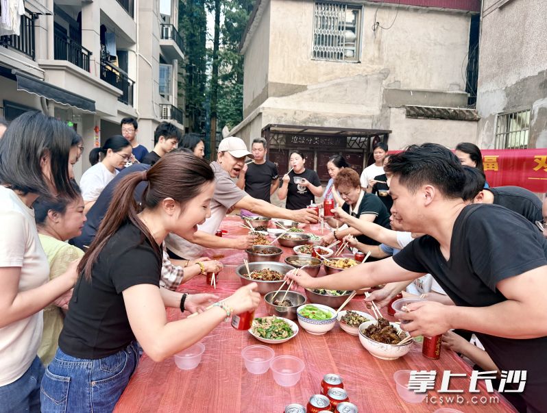 回迁长桌宴,满满人情味。 回迁长桌宴,满满人情味。