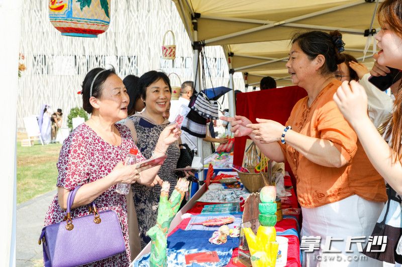 市民游客正在挑选商品。